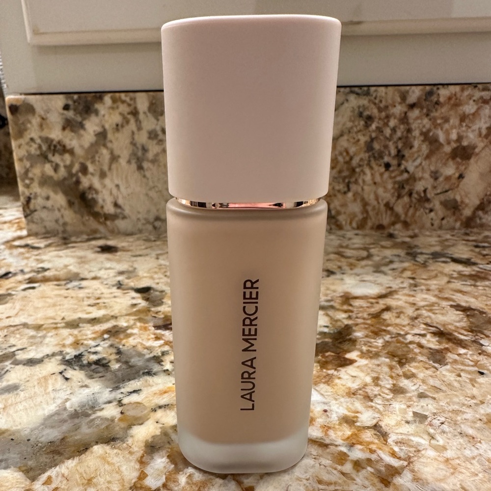 Laura Mercier Real Flawless Weightless Perfecting Foundation - 1C1-Cool Vanille - Picture 2 of 7